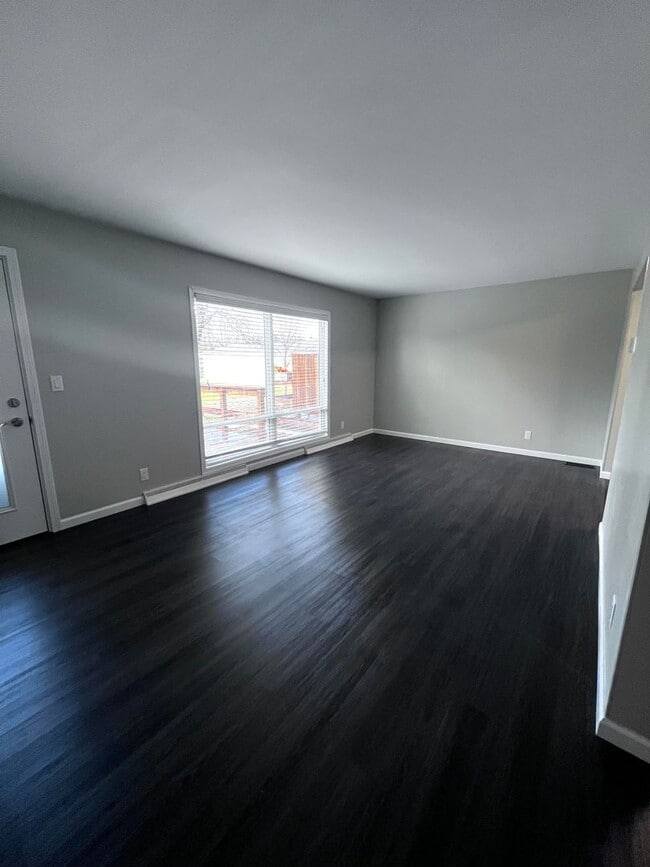 Building Photo - AVAILABLE Now - 2 BED 1 BATH