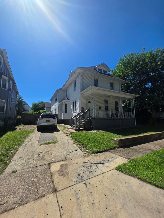 Building Photo - 119 Evergreen Ave