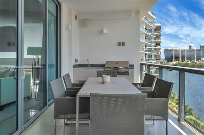 Foto del edificio - 3250 NE 188th St