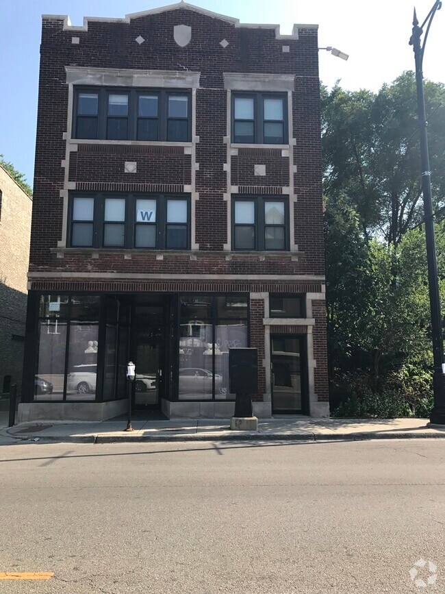 Building Photo - 2119 W North Ave