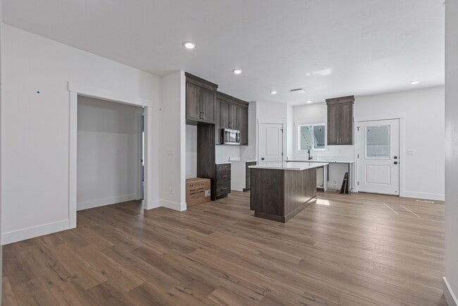 Building Photo - B524AG