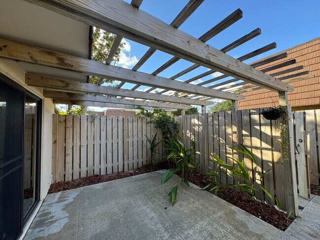 Building Photo - 1620 16th Ln