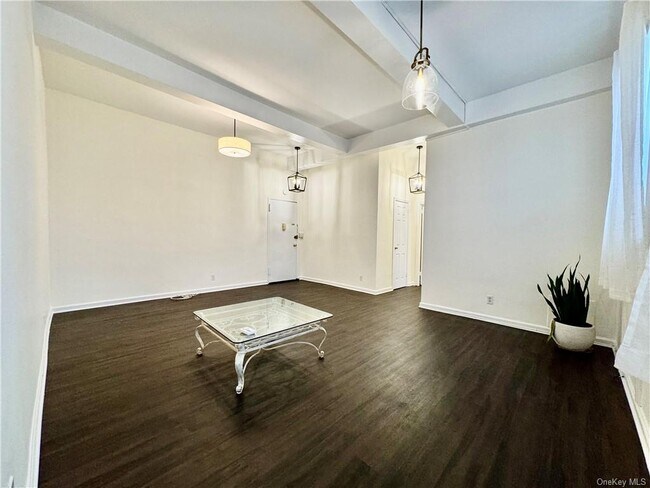 Building Photo - 1 Oakridge Pl
