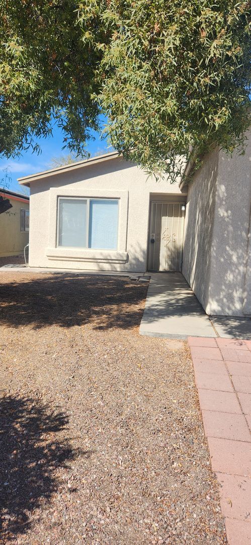 Building Photo - Beautifully Renovated 3 Bedroom- A/C- All ...