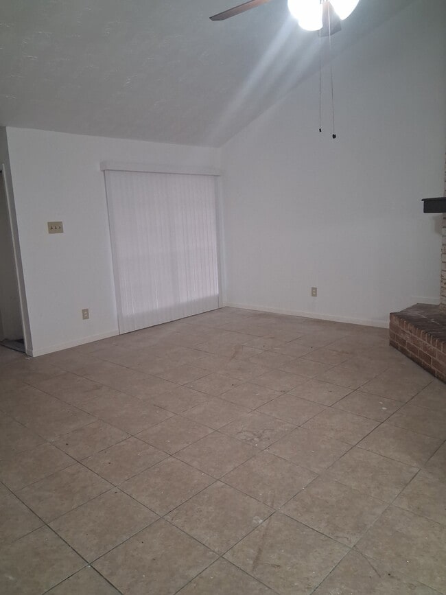 Building Photo - 6823 Castleview Ln