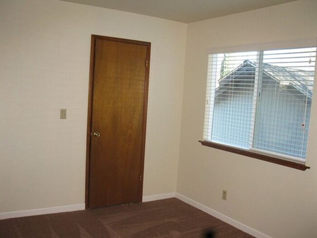 Building Photo - Spacious 3 bedroom 2 bath home in Sacramento!