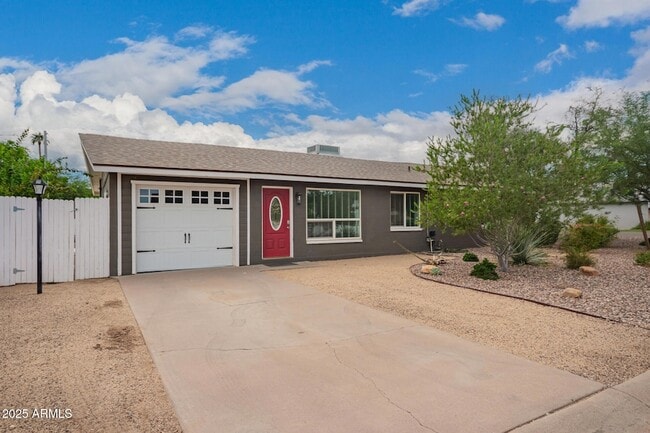 Photo - 501 E El Camino Dr House