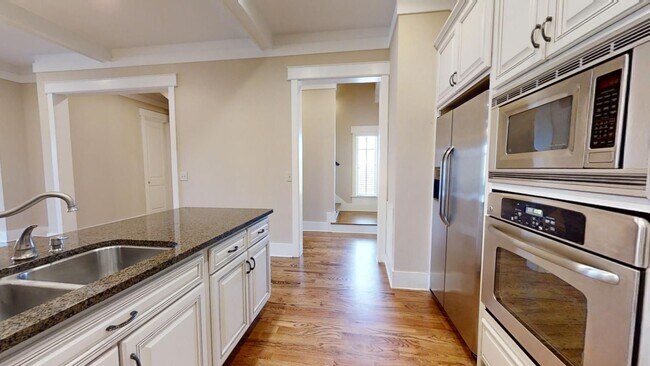 Building Photo - Three Story Townhome Rosemary Gate
