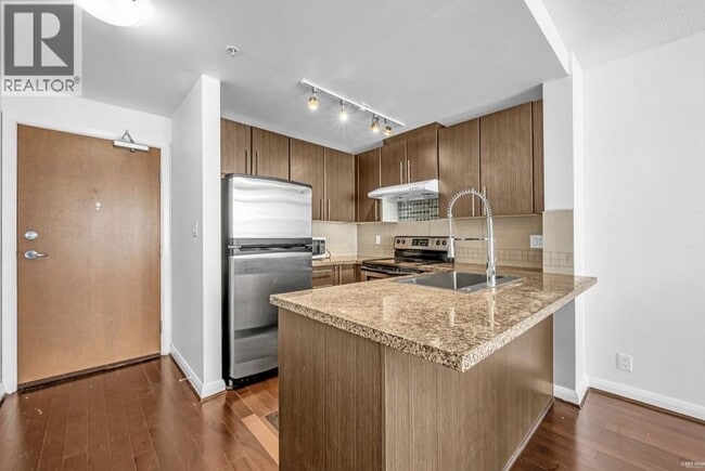Building Photo - 892 Carnarvon St