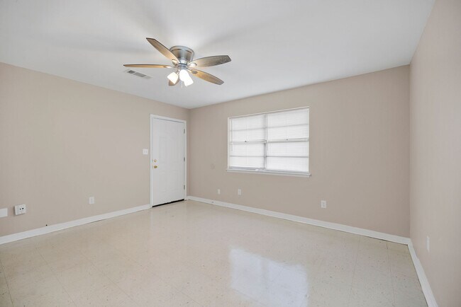 Building Photo - 811 S Olive St