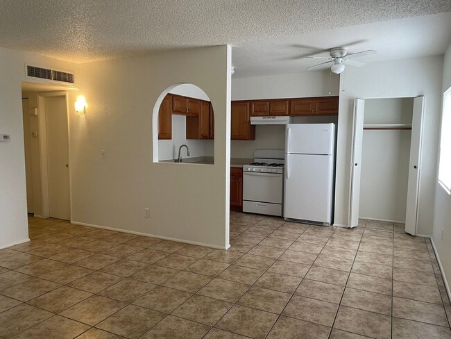 Building Photo - Quaint 2 Bedroom and 1 Bath Triplex!