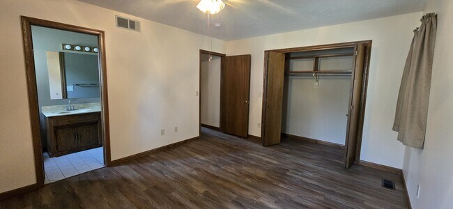 Building Photo - 409 Oak Park Dr