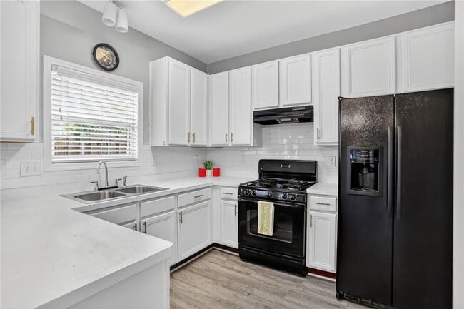 Building Photo - 230 Valley Xing