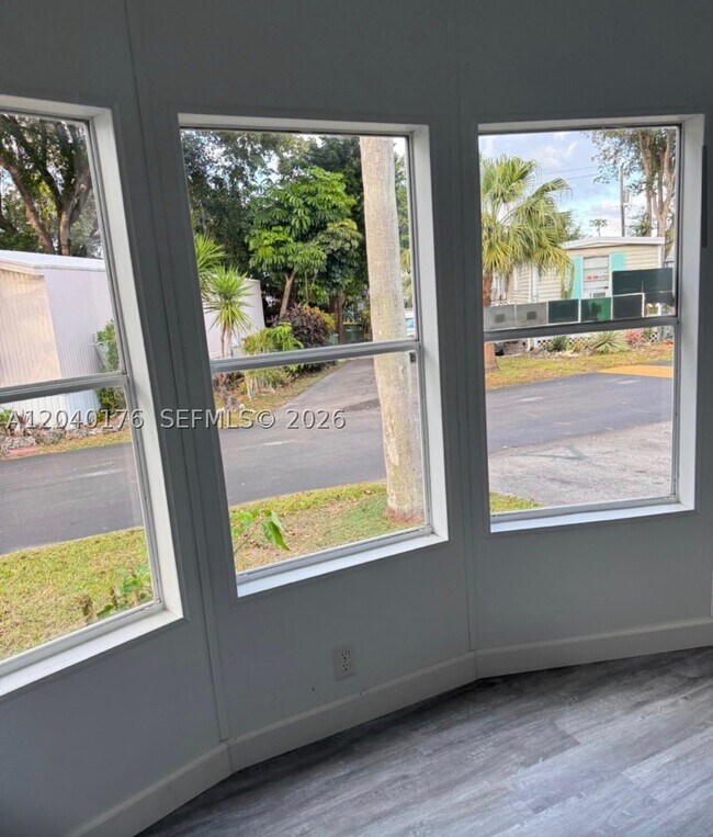 Foto del edificio - 100 NE 6th St