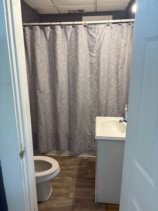 Building Photo - SPACIOUS 4 BEDROOM HOME READY TO WELCOME YOU