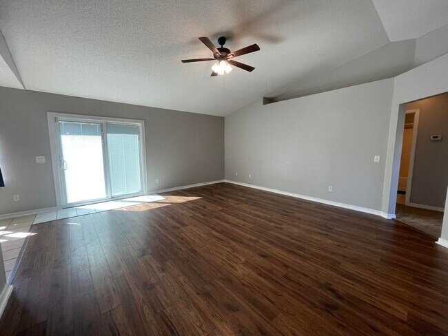 Foto del edificio - 219 Lustan Dr