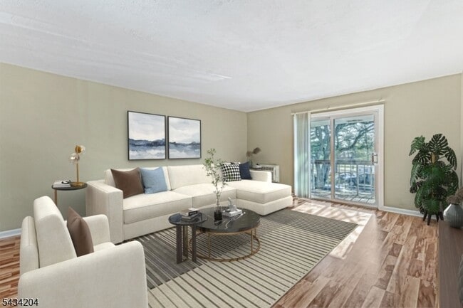 Building Photo - 798 Eves Dr