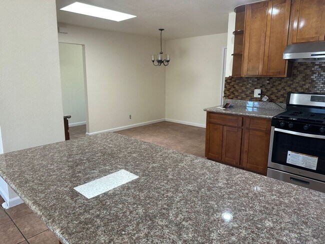Building Photo - 4 Bedroom, 2 Bathroom Single Family Home i...