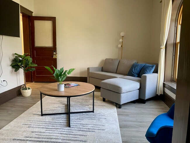 Foto del edificio - 3154 E 49th St