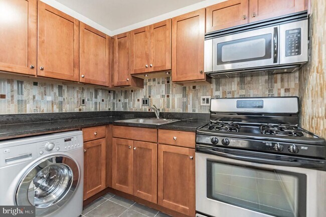 Foto del edificio - Modern 2-Bedroom Apartment with In-Unit La...