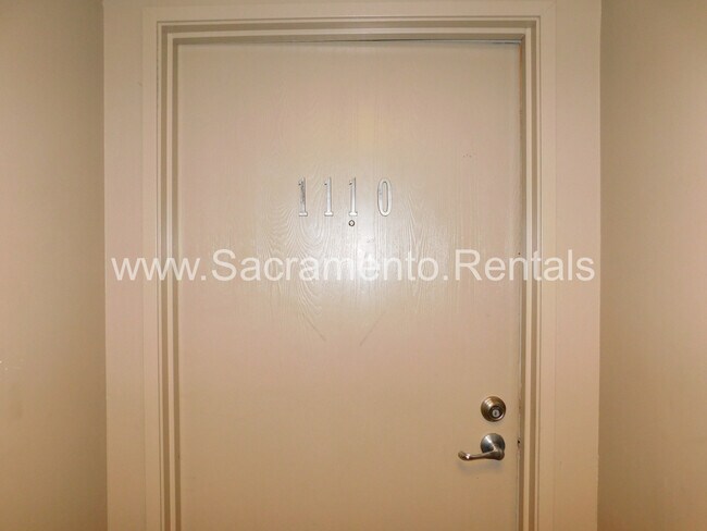 Building Photo - Spacious Updated 2bd/2ba Downtown Condo - ...