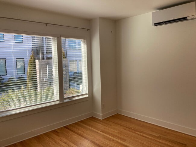 Foto del edificio - 3 bedroom, 3.5 bath, Spacious & Open Floor...