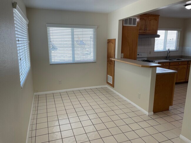 Dining Area - 1204 N Park Western Dr