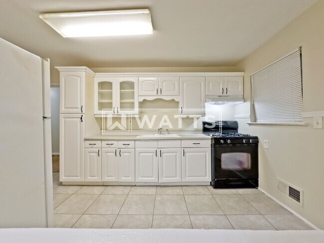 Foto del edificio - 4-Bedroom, 1.5-Bath Home in Hueytown