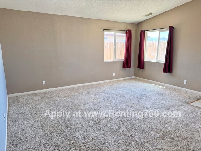 Building Photo - Modern 4 Bedroom 2 Bathroom Home