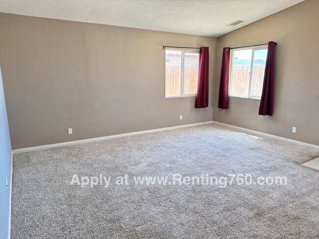 Foto del edificio - Modern 4 Bedroom 2 Bathroom Home