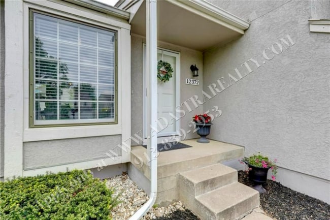 Building Photo - Beautiful Updated 3 Bed 3 Bath Home in Ove...