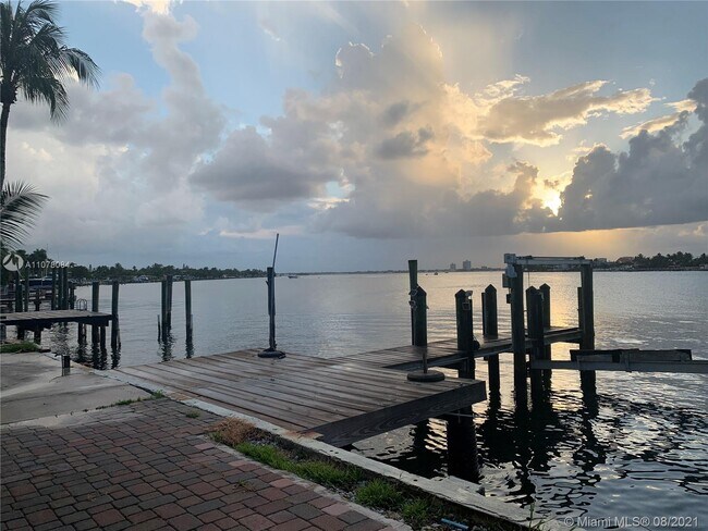 Building Photo - 1205 N Biscayne Point Rd