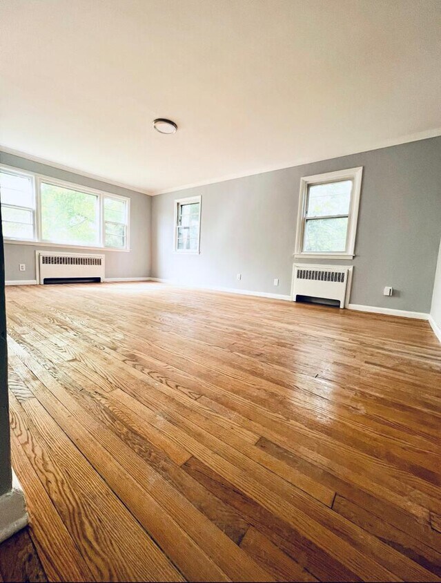 Living room - 24 Chelsea Ave
