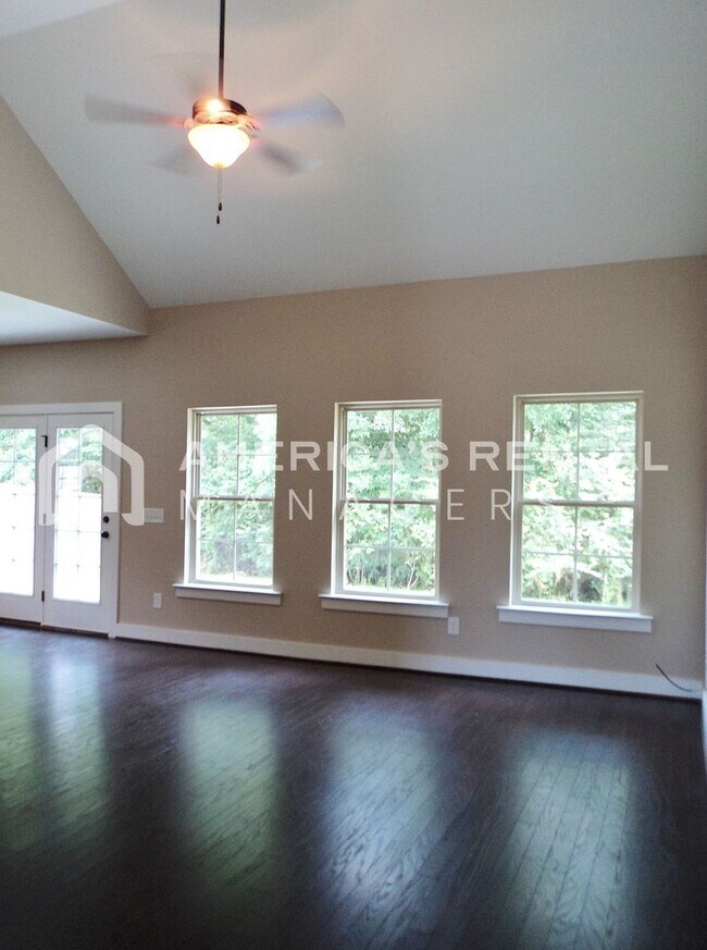 Foto del edificio - 108 Falling Waters Ln