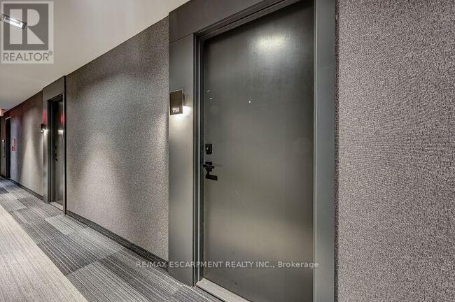 Building Photo - 435 Richmond St W