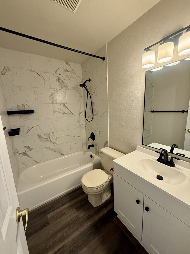 Foto del edificio - 127 Iveystone Ct