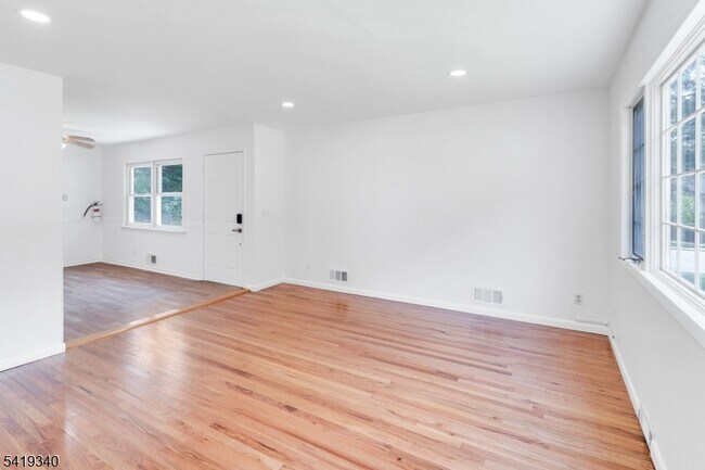 Foto del edificio - 80 White Meadow Rd