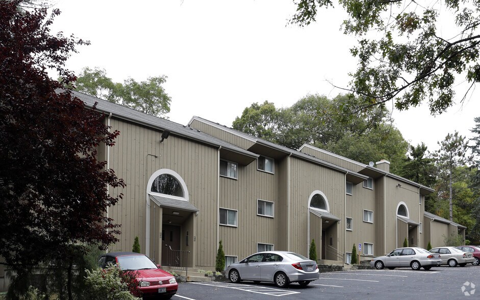 Meshanticut House Rentals Cranston, RI