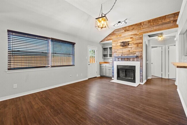 Building Photo - 820 Mica Ln