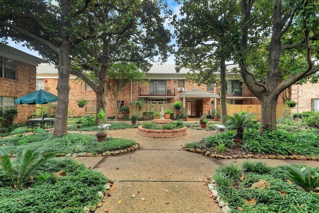 Foto del edificio - 2824 Briarhurst Dr