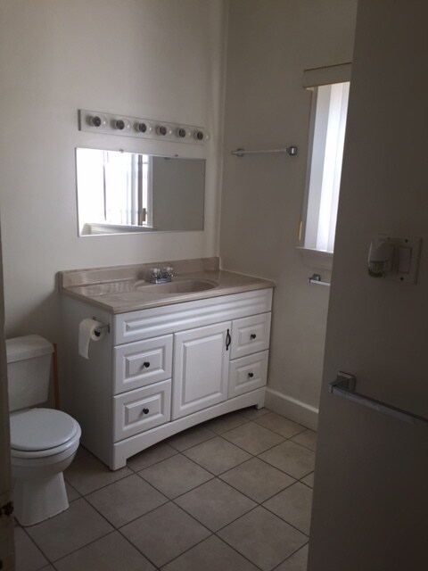 Baño - 5911 Carlton Way