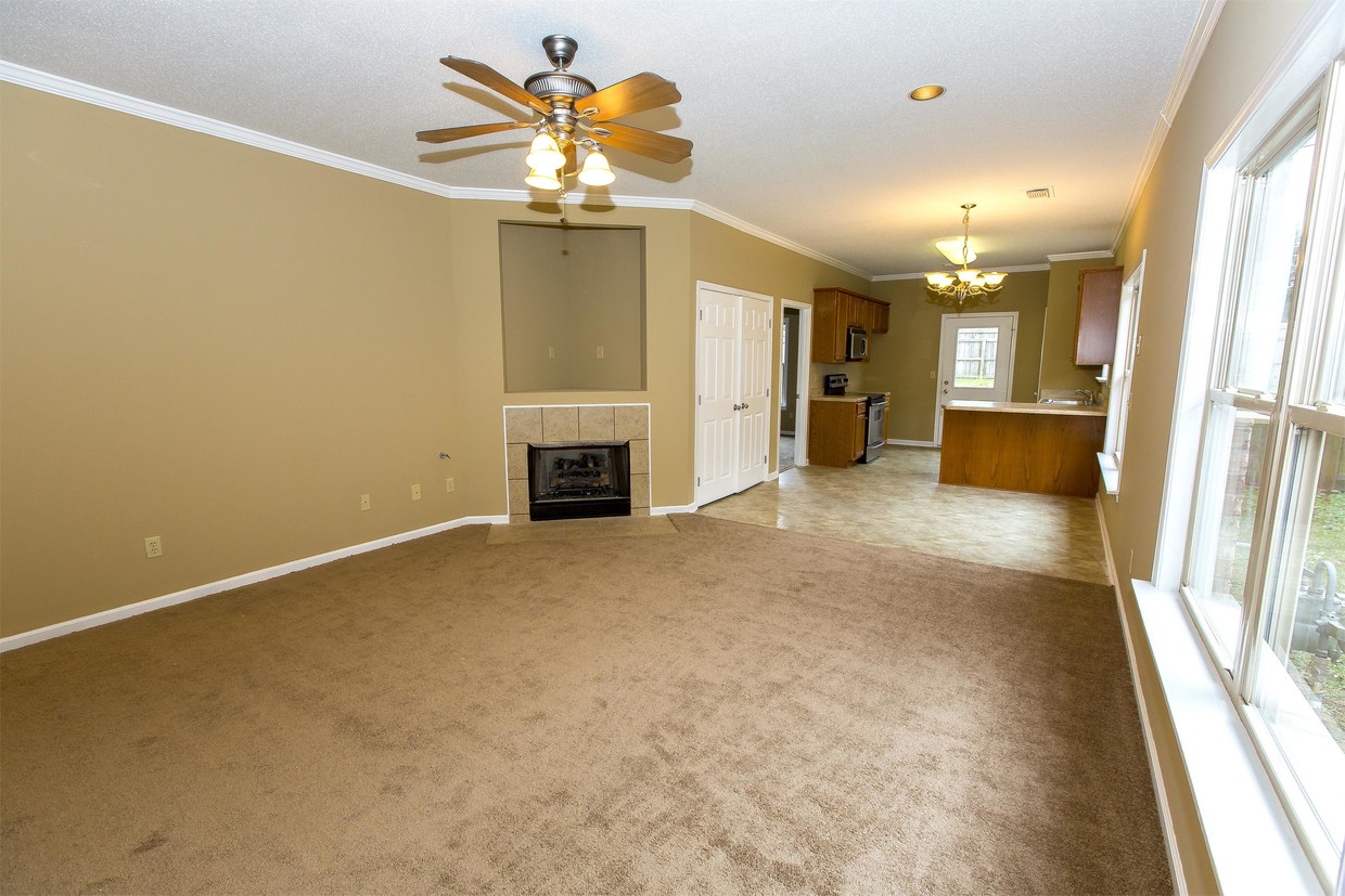 Building Photo - 16442 Waterbury Ln