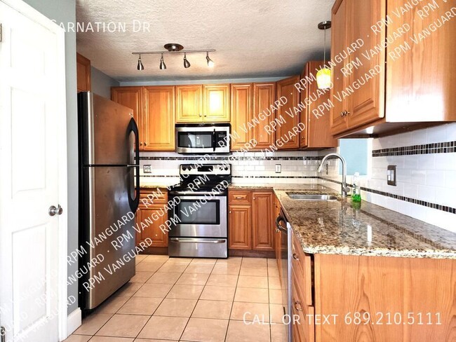 Building Photo - 704 Carnation Dr