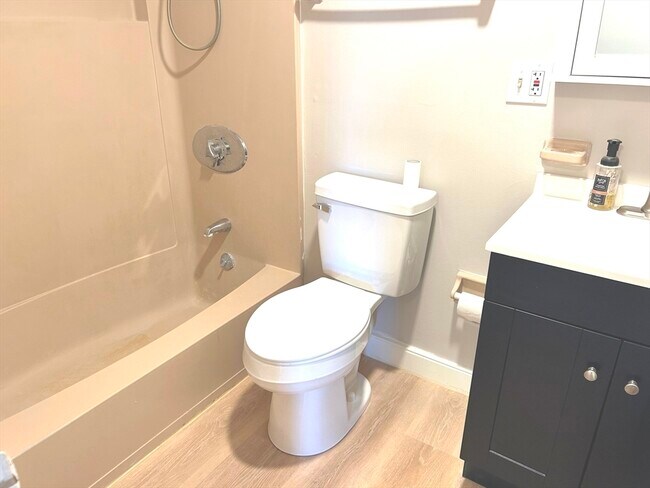 Building Photo - 14 Leonard Rd