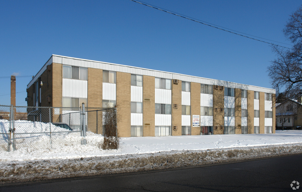 Building Photo - Carriage House Apartments