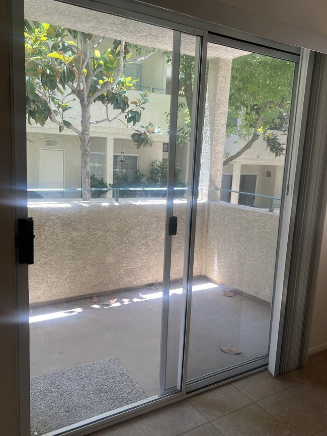 Building Photo - 2 Bed, 2 Bath Condo in the Gated Malibu Cr...