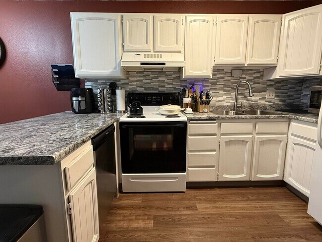 Foto del edificio - Century 21 Gold Rush - 2 Bed / 1 Bath Condo – West Fairbanks