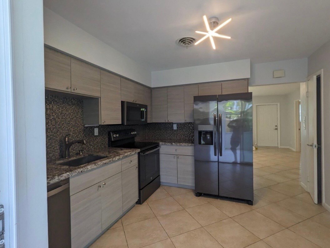 Foto principal - 2402 NE 5th Ave