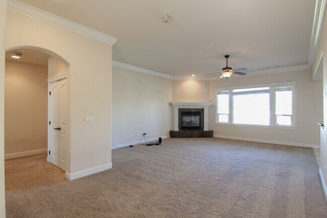 Building Photo - Beautiful 4 Bedroom Home Near Simpson Coll...