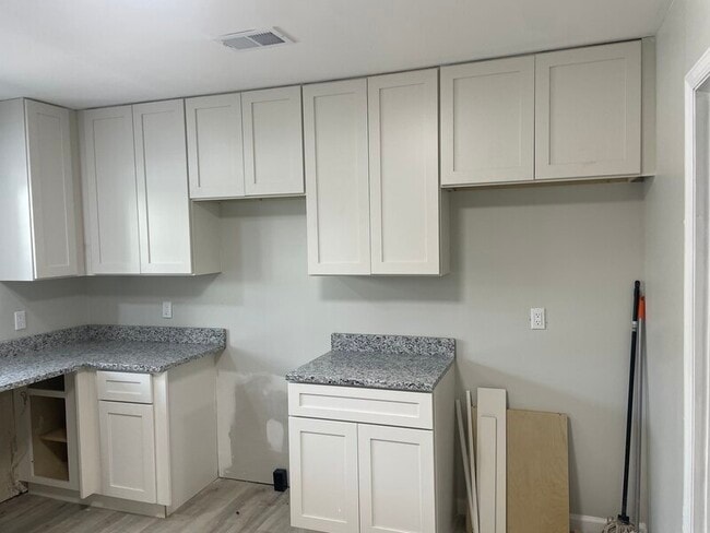 Building Photo - 153 Lionsgate Dr